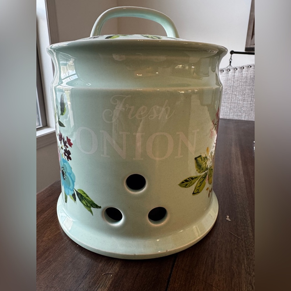 Pioneer Woman Onion Container NWOT